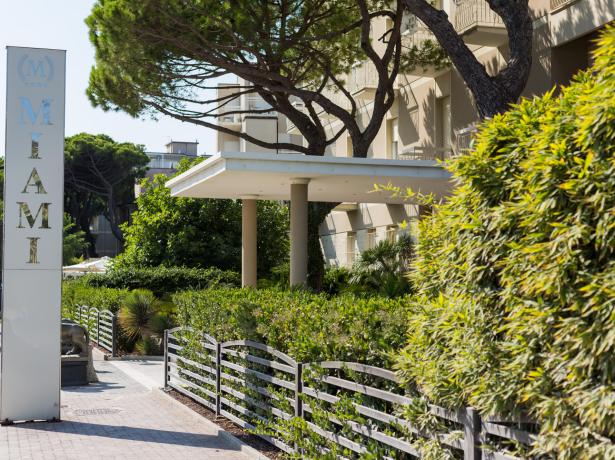 Ingresso dell'hotel Miami con giardino e parcheggio.