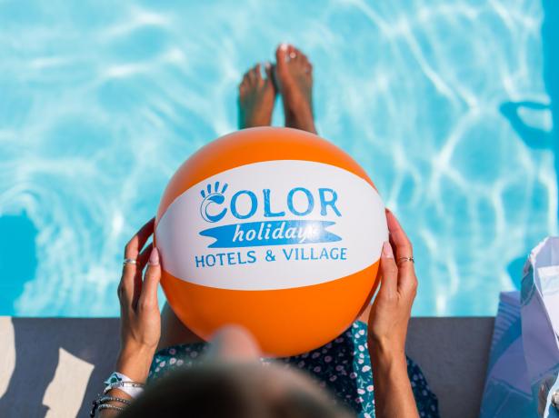 Oranger Ball am Pool, Sommerentspannung.