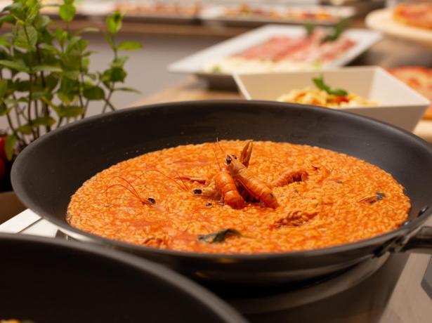 Risotto ai frutti di mare in padella con gamberi.