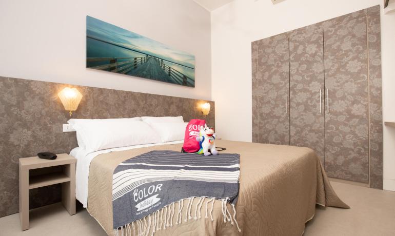 Modern room with a double bed and elegant decorations.