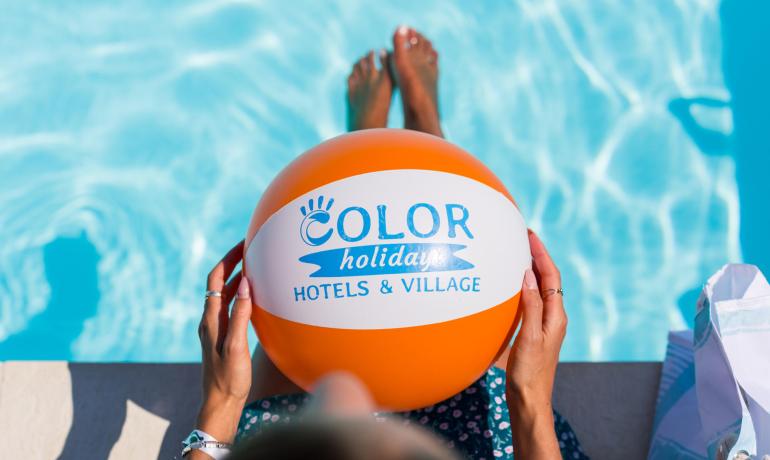 Oranger Ball am Pool, Sommerentspannung.