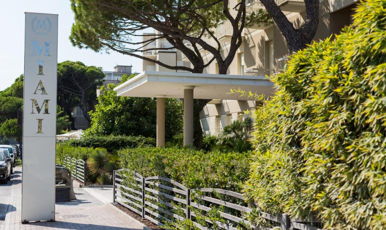 Ingresso dell'Hotel Miami con giardino e parcheggio.