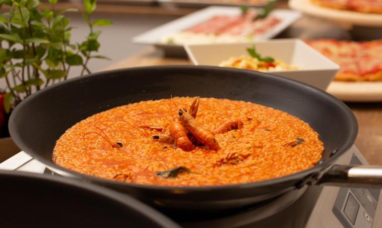 Meeresfrüchte-Risotto mit Garnelen in der Pfanne.