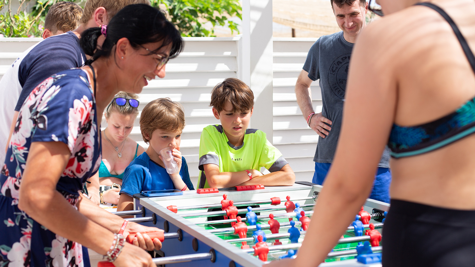 Famiglia gioca e colora insieme in un vivace ambiente per bambini.
