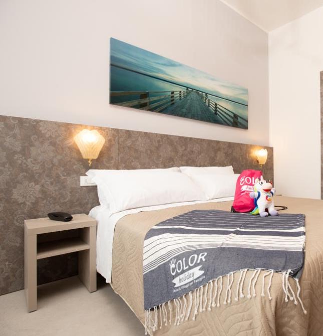Cozy room with a double bed, elegant decor, and a relaxing atmosphere.