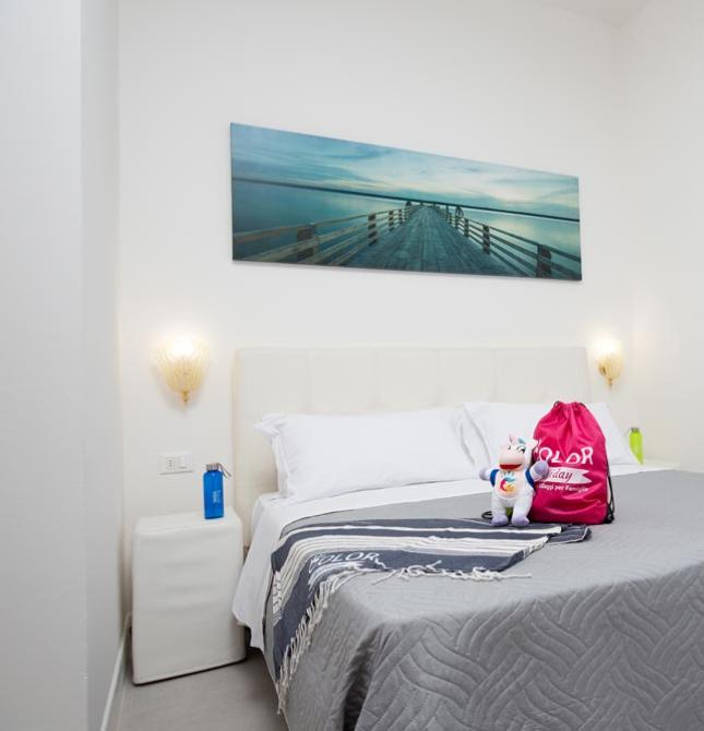 Cozy room with double bed, bright decor, serene and relaxing atmosphere.