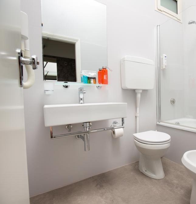 Modern, bright bathroom, clean and tidy, featuring a bathtub and bidet.