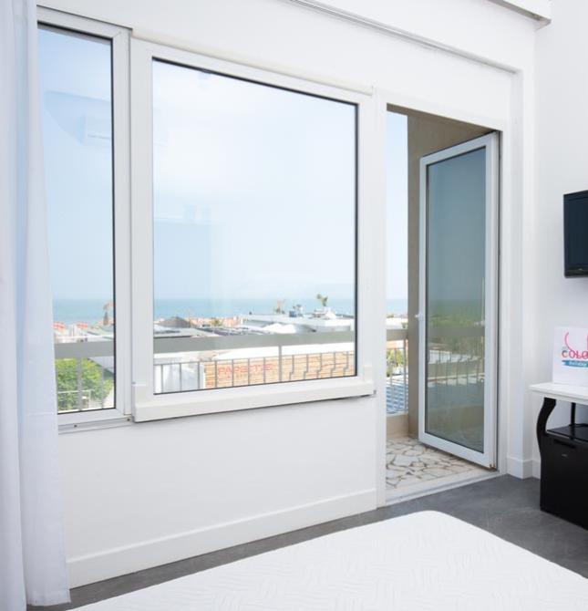 Bright room with sea view, relaxing atmosphere.